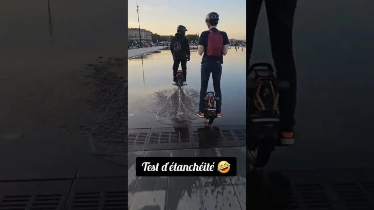une ballade tranquille en #gyroroue à #bordeaux 😅😜🤣😂 #franchissement #boue #waterproof #souplesse