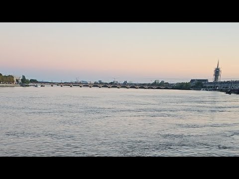 Balade dans Bordeaux en gyroroue vidéo proposé par  expliquemoica